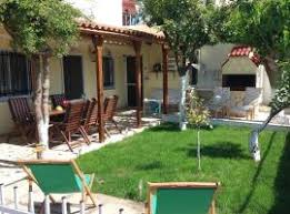 Βρίσκεται 6 χλμ νότια από την πρωτεύουσα και έχει 400 κατοίκους. Prices In Salamina July 2021 Prices In Restaurants Prices Of Food And Drinks Transportation Fuel Apartments Hotels Supermarkets Clothing Currency