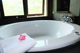 Offering free wifi and free parking, it also features a spa and an outdoor pool. 4 Hotel Semarang Dengan Bathtub Di Samping Jendela Bikin Nggak Rela Alihkan Pandangan