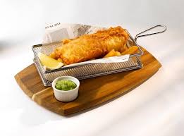 Wooden Boards Are A Great Alternative Way To Serve Food It Gives A Real Rustic Look To Food Especiall Fish And Chips Restaurant Food Presentation Bistro Food
