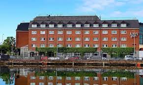 Jurys inn cork offre la sistemazione in una zona di business di cork vicino alla cattedrale di san finbar. Jurys Inn Viewed From Across The River Picture Of Jurys Inn Cork Tripadvisor
