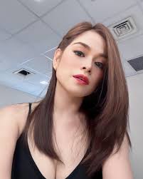 Jenny Gabriel's Instagram, Twitter & Facebook