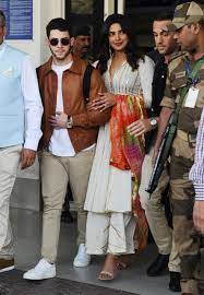 Amid all the speculations, priyanka and nick wedding's guest list is the most talked topic as the couple wanted only close friends and family members. See All The Celebrity Guests Arriving For Nick Jonas And Priyanka Chopra S Wedding Weekend Glamour