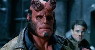 İnsanların dünyasıyla kendi dünyası arasında sıkışan hellboy kim olduğunu çok iyi bilse de hangi tarafa ait olduğunu bir türlüm bilememektedir. Hellboy 2019 Cast Plot Release Date Trailer New Hellboy Movie