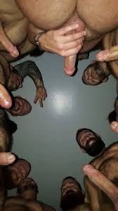 Hombres desnudos con la pollas duras