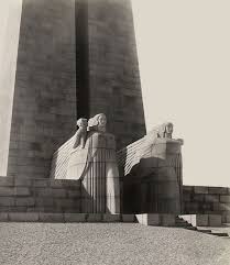 French Art Deco Monument Commemoratif A La Defense Du Canal De Suez De 1915 Par Le Sculpteur Raymond D Art Deco Architecture Deco Statue Art Deco Sculpture