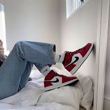 Air Jordan 1 Mid Chicago Black Toe 554724 069 In 2020 Nike Shoes Jordans Jordan Shoes Girls Casual Shoe Sneakers