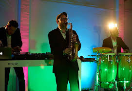Discjockeys für hochzeit, party und event. Dj Plus Saxophon Sangerin In Regensburg Buchen