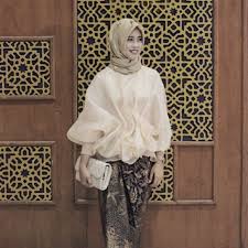 Baju bridesmaid batwing dengan bahan organza yang praktis. 12 Inspirasi Atasan Berbahan Kain Kaca Atau Organza Buat Pergi Kondangan Spesial Untukmu Yang Berhijab