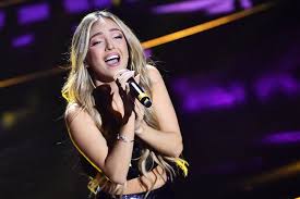 Ana mena canta sul palco dell'ariston il brano 'duecentomila ore' in gara al festival di sanremo 2022. Rv3 Bq0qvzcr4m