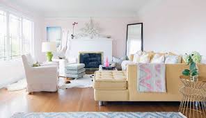 Anda bisa mengombinasikan warna hijau mint dengan kuning, abu dan putih untuk membuat penghuni rumah menikmati suasana berbeda di dalam ruangan. Intip 17 Ide Warna Cat Rumah Minimalis Yang Mengagumkan Ini
