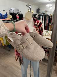 Juliet's Resale Boutique님이 새로운...