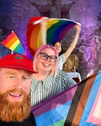Det er rom for deg i kirken 🌈 Bla i bildene og se hvordan menigheter over  hele landet feirer kjærligheten og mangfoldet med blant annet  Pride-parader, regnbuemesser, sang og flagg!