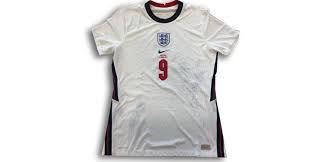 Harry kane of england celebrates after scoring his team's first goal during the 2018 fifa world cup russia round of 16 match between. Zum Landerspielsieg Spielertrikot Von England Star Harry Kane