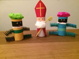 sinterklaas en zwarte pieten gemaakt van wc rolletjes en gekleurd papier knutselen sinterklaas knutselen wc rol kinderkunst