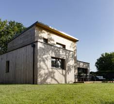 L'entreprise dispose d'un bureau d'étude, d'un atelier de préfabrication qui permet de réaliser et livrer des éléments de mur et de charpente complets ( isolation, bardage, étanchéité à l'air et. Specialiste De La Maison Bois Guerin Bremaud