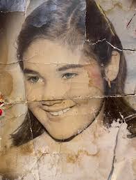 Editores me podrían 4yüd4r a restaurar esta foto soy yo de p3qu3ñ4. Está  humedecida y deteriorada. Muchas gracias 🙏