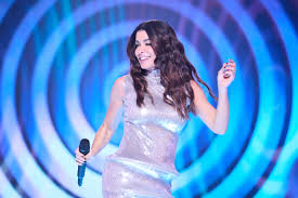 PHOTO – Jenifer sensuelle dans une robe en crochet transparente au concert  de la Star Academy