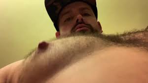 肌肉山雀爸爸捏和调整脂肪泵乳头