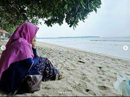 Keunikan pantai ini bukan hanya terletak pada namanya saja, namun lokasinya pun cukup unik, yang tersembunyi di antara perbukitan karang. Pantai Carita Harga Tiket Masuk Rute Menuju Lokasi 2021