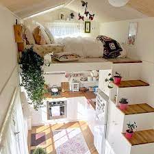 Bedcover, bantal serta gorden terlihat memiliki warna dan motif yang senada. Dekorasi Kamar Tidur Unik Sederhana Sempit Tapi Simple Rumahtopia Com Desainer Interior Indonesia