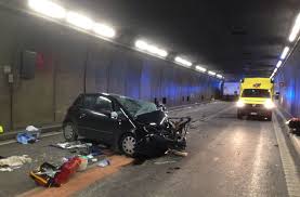 Gotthard tunnel is situated in nante. Das Foto Zeigt Die Unfallstelle Im Gotthard Tunnel An Der Ein Lastwagen Und Ein Auto Zusammengestossen Sind Bei Dem Unfall Wurden Zwei Menschen Getotet Und Mehrere Verletzt Stuttgarter Nachrichten