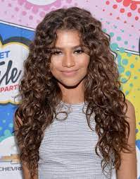 25 Celebrity Brunettes To Inspire Your Next Dye Job Haircuts For Curly Hair Zendaya Hair Hair Styles
