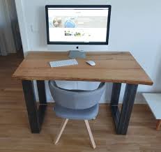 Einen schreibtisch nach maß, deinen wünschen entsprechend und preiswert gibt es nicht? Diy Schreibtisch Selber Bauen Aus Alten Holzbohlen Careelite Schreibtisch Selber Bauen Schreibtisch Selber Bauen Ideen Schreibtischideen