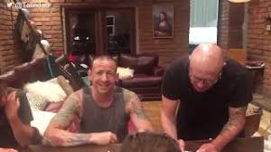 Vokalis linkin park, chester bennington dinyatakan meninggal dunia pada kamis, 20 juli 2017 waktu setempat. Keseruan Terakhir Chester Bennington Sebelum Meninggal Youtube