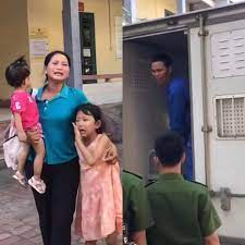 Một người đàn ông ở Nghệ An có vài con gà Lôi trắng (loài nằm trong Sách  đỏ) đã mang đi Thái Bình bán. Khi tới nơi thì bị CA thu giữ