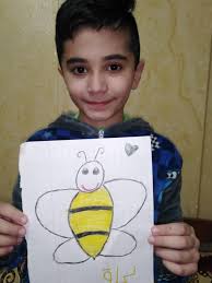 الطّالب الجميل حسن مكّي، يرسم بفرح في مادّة الفنون.