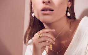 Halskæde med muslingskal vedhæng fra maanesten i forgyldt sterlingsølv. Una Necklace Maanesten