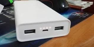 Bersihkan kotoran yang terdapat pada port hp/chargernya. Cara Memperbaiki Power Bank Tidak Bisa Di Charge