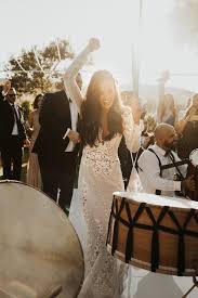 We have 1,000's of usedwedding dresses available with savings of up to 70% off! Replica Wedding Dresses From The Usa Second Hand Wedding Dresses Long Sleeve Wedding Gowns Wedding Dresses