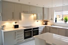 At magnet, you'll find crisp white gloss kitchens and warmer cream tones, as well as coloured gloss that caters to a range of tastes, from blue to urban grey kitchen cabinets. High Gloss Grey Real Kitchens