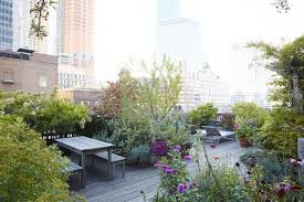 Jardin Sur Le Toit A Manhattan Julie Weiss Gardenista Via Nat Et Nature Jardins Sur Les Toits Jardinage En Appartement Et Jardins