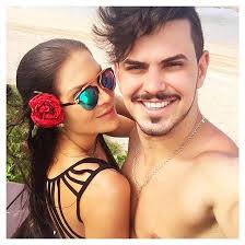 Namorando há três meses, Débora Lyra desfila vestida de noiva e comenta:  'Meu sonho é casar na igreja'