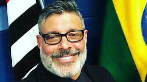 Alexandre frota canta splish splash no programa viva a noite, de gugu liberato, em 1989, e depois toma banho de chuveiro com uma fã no camarim do teatro silvio santos. Visao Brasil Alexandre Frota E Expulso Do Partido De Bolsonaro