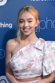 Sydney sweeney as snake a faded television actor and his stunt double strive to achieve fame and success in the film industry during the final years of holly. Sydney Sweeney Responds To Twitter Trolls