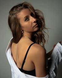 Veronica Dooley's Instagram, Twitter & Facebook