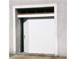 Cette Porte De Garage Coulissante Offre Une Ouverture Discrete Et Moderne Vers Le Garage Plu Porte Garage Porte De Garage Coulissante Porte Garage Coulissante