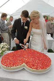 1h30 temps de repos au frais : Heart Shaped Strawberry Cheesecake Wedding Cake I Can Totally See You Having This Lol Cheesecake Wedding Cake Heart Shape Wedding Romantic Weddings