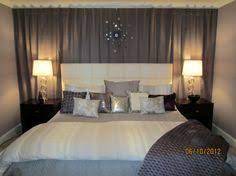 Oversized artwork by vik muniz inject personality into a child's bedroom. How To Place A Big Bed In A Small Bedroom Google Search Quarto Principal Pequeno Remodelacao Quarto Quartos Pequenos