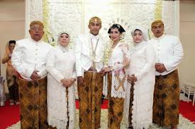 Ini meliputi gaun pengantin, tuksedo, sepatu heels. 12 Inspirasi Kebaya Untuk Mama Di Hari Pernikahanmu Beliau Juga Pantas Untuk Tampil Sempurna Lho