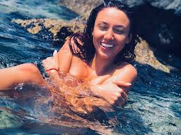 PHOTOS. Chaleur ! Delphine Wespiser pose nue dans leau - Closer