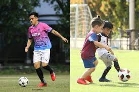 Berapa banyak orang bermain sepak bola? 9 Adu Gaya Ditto Dan Sekala Saat Bermain Sepak Bola Ayah Anak Kompak