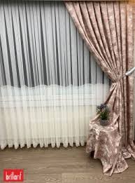 Salon için özellikle fon perde olarak su yeşili daha yoğun olarak tercih edilirken asıl perde olarak şifon kumaşlardan ve desensiz perdeler kullanılmaktadır. Fon Perde Kategorisindeki Perde Modelleri Sezerler Perde