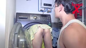 Está atascada en la lavadora y el amigo se la folla duro en estilo perrito  - XNXX.COM
