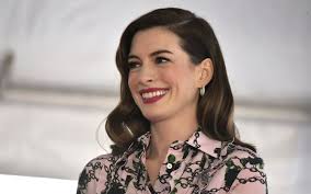 Anne Hathaway naglasila trudnički trbuh u prekrasnoj haljini boje fuksije