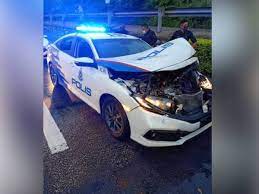 Seorang anggota polis trafik ditahan kerana memandu secara berbahaya dengan melawan arus selain disyaki di bawah. Suspek Langgar Mpv Polis Masih Dikesan