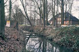 der hirschgraben neben dem emshaus ist nicht mehr zu queeren die brucke die seit 1987 dort steht wurde abgetragen seit monate in 2021 schlosspark wiedenbruck graben